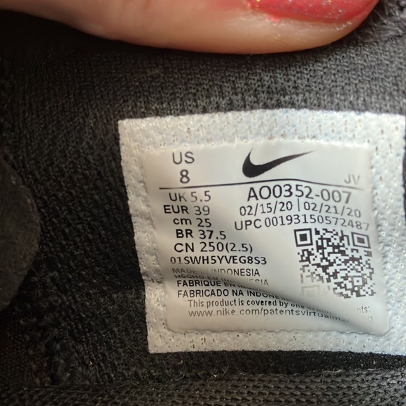 Nike size 8 Tennis shoes - Picture 3 of 3